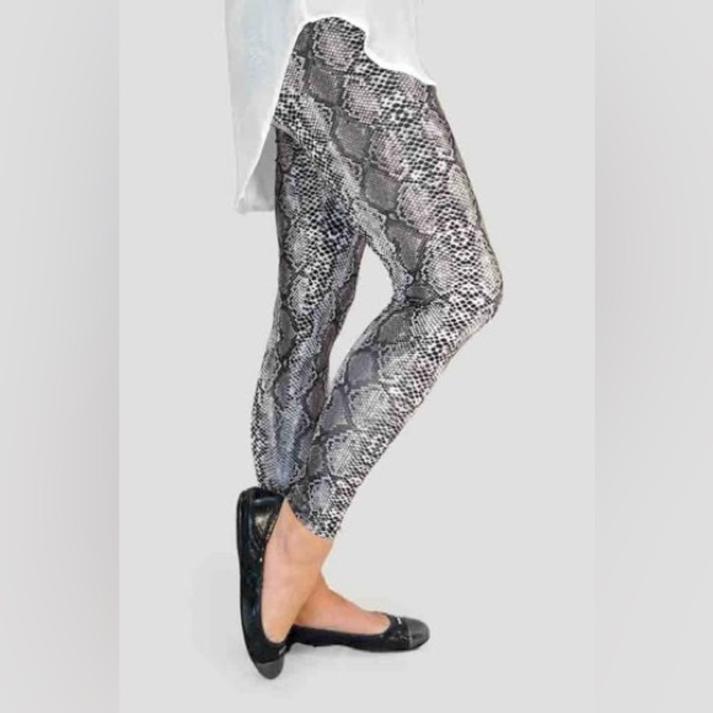 NWT Gray & White Python Print Leggings Sz M